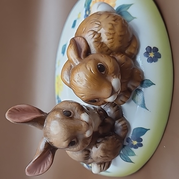 Goebel Easter bunny candle holder 4 an egg shape candle. Yellow candle included - Picture 8 of 10